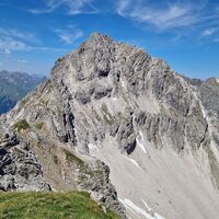 Und noch die Aussicht auf des Landschaftseck, welches unbesteigbar aussieht. Links unten bei dem Schneefeld beginnt der Abstieg nach Norden.