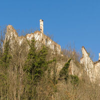 Burgruine Hohenegg (1140 erstmals urkundlich erwähnt, wurde im 16. Jahrhundert zu einem Renaissanceschloss umgebaut und gelangte 1631 nach mehrfachem Besitzerwechsel an die Gräfin Barbara Montecuccoli, deren Nachkommen maßgebliche Erweiterungen vornehmen ließen und dort bis 1756 ihren Wohnsitz hatten)