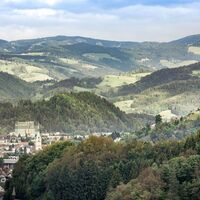 Blick von der Burgruine Krems zur Stubalm, rechts im Bild die Burgruine Obervoitsberg