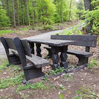 Sitzgruppe nahe des Parkplatzes in der Finsterdelle bei Münchweiler an der Rodalb