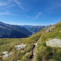 Der Weg ist gut markiert. Im Tal wird der Blick auf die Gemeinde Mallnitz frei.