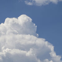 hoch oben am Wolkenrand bilden sich schöne Schleier