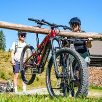 E-Biker am Weg zum Lackenkogel