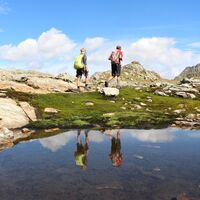 Zwei Wanderer an einem der Klafferseen