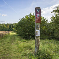 Wegweiser an der Heideschleife Mueden