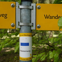 Prälatenweg - blaues Rechteck - Wegweiser