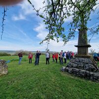 Wanderer bei einer Rast oberhalb von Riesweiler