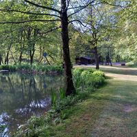 Weg um den Teich an der Grillstation Schwalefeld