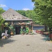 Reptilienzoo gegenüber Burg