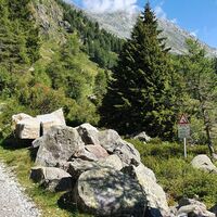 Warntafel vor Wasserschwell nach Regenfällen