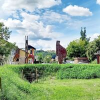 Viele Skulpturen entlang des Weges