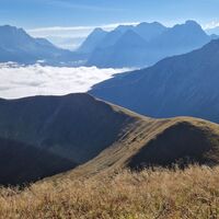 Aussicht vom Gipfel Richtung Osten, links das Zugspitzmassiv und rechts die Wetterstein Gruppe.