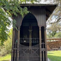 Runter zur Bundesstraße zur Kapelle 'Herrgott auf der Rast' (erbaut anno 1665)