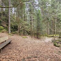 Raddepot bei massiver Bank aus halben Baumstämmen
