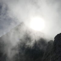 der Wind bläst uns immer wieder Nebelfetzen um die Ohren