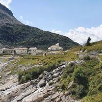 Gebäude bei der Staumauer des Lago di Salerno