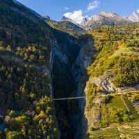 Die Hängebrücke Farinet überspannt die Schlucht des Fluss Salentze.