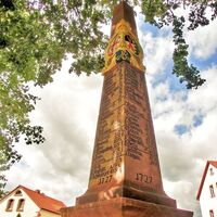 Distanzsäule am Stadttor in Geithain