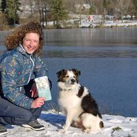 Wandererin mit Hund im Winter