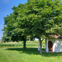 Die Florianikapelle mit den schattigen Linden- und Kastanienbäumen bietet einen schönen Rastplatz.