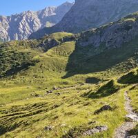 Rückblick auf den Aufstiegsweg, im Hintergrund auf dem Hügel die Gufelhütte (Hirtenhütte).