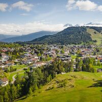 Blick auf Seefeld - Geigenbuehel, Gschwandtkopf und Zugstrecke - Luftaufnahme.png