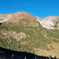 Blick auf den weiteren Wegverlauf vom Kelmer Jöchl aus. Oben auf dem Grat verläuft der Reuttener Höhenweg.