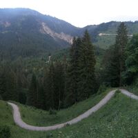 Auf dem steilen Pfad hinauf zum Gasthof Alpenrose müssen wir unser Rad schieben.