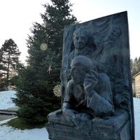 Das Relief in Oberndorf zeigt Mohr und Gruber. Es stammt von Josef Mühlbacher.