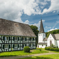 Bonte Kerke mit Fachwerkhaus 