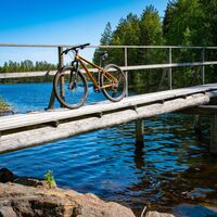 Fußgängerbrücke über den Koskijärvi