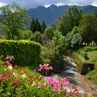 Der Bach im Dorf