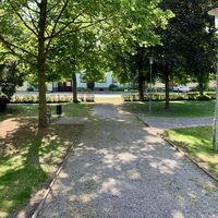 Allee vor dem Kriegerdenkmal, Glinzendorfer Erlebnispfad