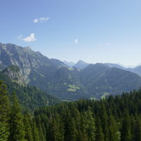 eindrucksvoller Blick auf die Südwände des Nazogl