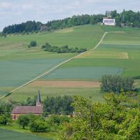 Blick über Gutmadingen mit der Kirche St. Konrad auf den Wartenberg