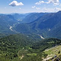 Und Blick nach Osten ins Tal der Linder Richtung Schloß Linderhof