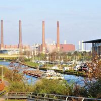 Blick auf Mittellandkanal, Autostadt und VW-Werk