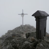 am Gipfel angekommen - der Nebel ist uns treu geblieben