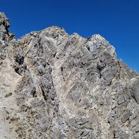 Rückblick auf den Gipfelaufbau der Karlesspitze