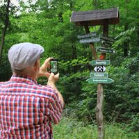 Wanderer unterwegs auf dem Historischen Bergbaulehrpfad
