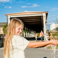 Wasserspaß beim Trinkbrunnen beim Puchsteg