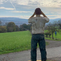 Kunstwerk "Mann mit Fernglas"