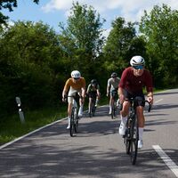 Radfahrgruppe bei Abfahrt