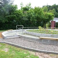Kneippbecken in Salzgitter-Gebhardshagen mit Einstieg und Ruhebänken