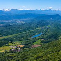 Blick von der Croix d'Innimond auf den See von Arboreaz, den Süden des Bugey, das Massiv der Chartreuse und den Vercors
