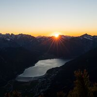 Sonnenuntergang über dem Achensee, Blick vom Ebner Joch Richtung Karwendel und Pertisau.