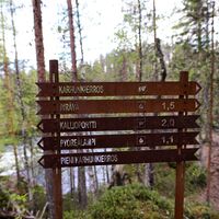 Wegweiser entlang des Pieni Karhunkierros Pfads im Oulanka-Nationalpark