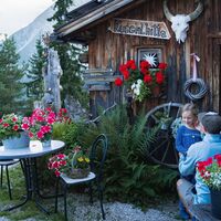 Familien-Weitwanderung im Gaistal - Vater putzt Tochter die Zähne vor der Kuschlhitta.jpg
