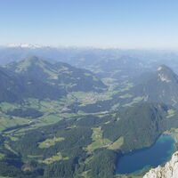 Blick zum Hintersteinersee, am Horizont die Hohen Tauern