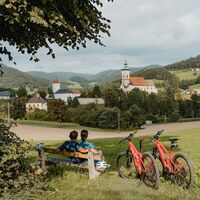 Radfahrer mit Blick auf Waldhausen